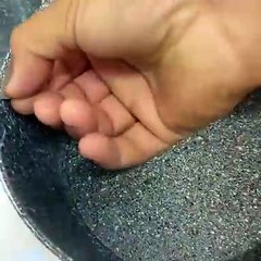 Granit tava diye satılıyor zehir saçıyor. Marketlerde satıldı, altından çıkan mide kaldırdı
