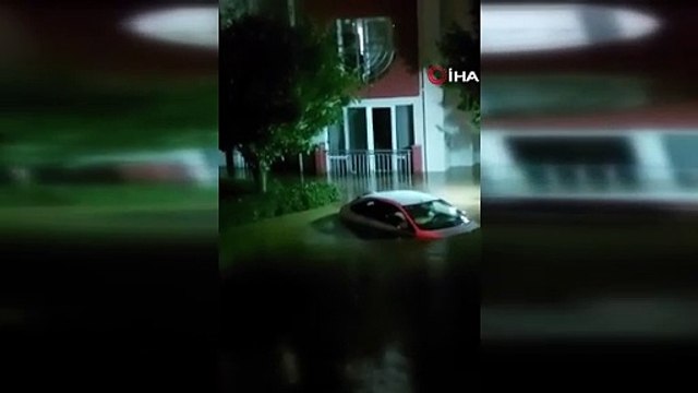 İkitelli sanayi bölgesinde birçok araç suya gömüldü