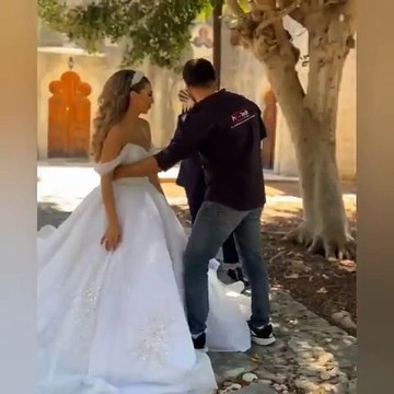 Düğün fotoğrafçısı gelinle teması abarttı. Damat çileden çıktı