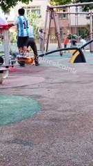 Baltalı çılgın adam oyun parkını parçaladı. Çocuklar korku dolu gözlerle izledi