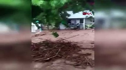 Aydın sele teslim. Yolları çamur kapladı