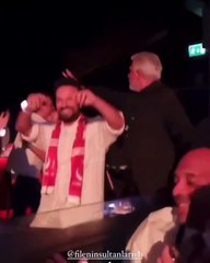 Tarkan şampiyonluğu ‘Erik Dalı' oynayarak kutladı. Filenin Sultanları'nı yalnız bırakmadı