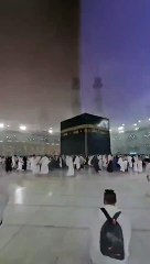 Kabe'de tavaf sırasında insanlar savruldu. Mekke'yi süper hücre vurdu