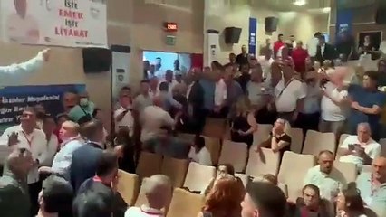 CHP kongresinde kavga çıktı. Küfür ve hakaretler havada uçuştu