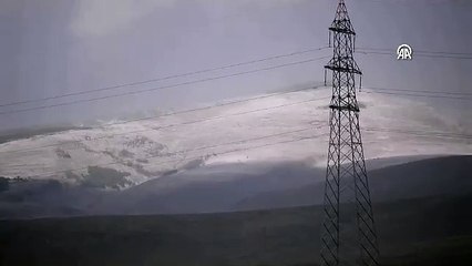 Ardahan'ı dolu vurdu: Dağlar tepeler beyaza büründü