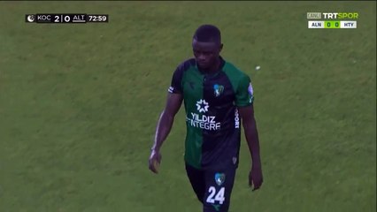 Rakibini ısıran Kocaelili oyuncu oyundan atıldı. Birinci Lig'de Suarez vakası