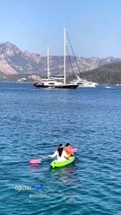 Fahriye Evcen oğlu Karan ile kano yaptığı anları paylaştı