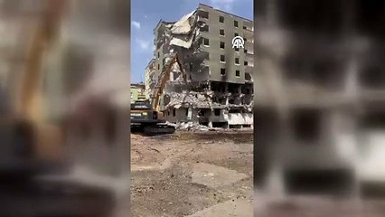 Depremde ağır hasar gören 8 katlı bina yıkım çöktü