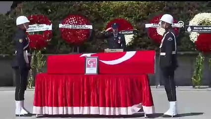 Bakan Yerlikaya şehit polisin çocuklarının ellerinden tuttu