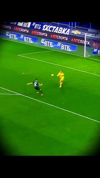 Türkiye'deki hakemler belki utanırlar. Hakem dediğin böyle olur