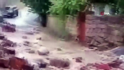 Kayseri’deki sel. Araçlar çamura gömüldü