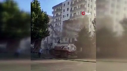Ağır hasarlı bina yıkım esnasında çöktü: Mahalleli deprem sanıp kendini dışarı attı