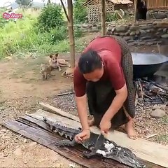 Bu kadın suya girince timsahlar kayaların arkasına saklanıyor. Timsahları hapur hupur yiyor