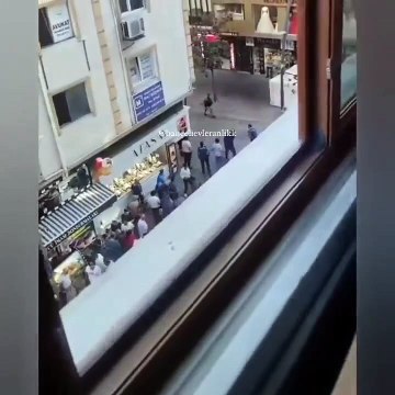 Bıçaklı intihar girişimine vatandaş müdahalesi. Polis dikkat dağıttı vatandaş etkisiz hale getirdi