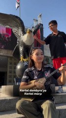 Kazak sanatçı Beşiktaş için 5 bin km yol geldi. Stadyumun önünde dombırasıyla marş çaldı