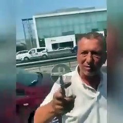 Ambulansın içinde hasta var mı diye bakmak içintrafikte yolunu kesti. Ya hasta ölse ne olacaktı?
