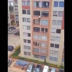 Kolombiya'da deprem nedeniyle 7’nci kattan atlayan kadın öldü