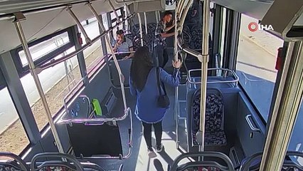 Cip otobüsün camından içeri girdi. Dehşet anının görüntüsü ortaya çıktı