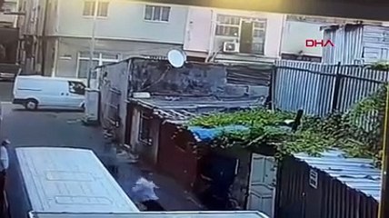 Bekçilerin kovaladığı kaçak göçmeni bir vatandaş çelme takarak durdurdu