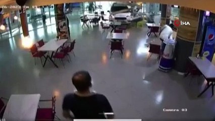 Fren yerine gaza basınca otobüs terminaline daldı