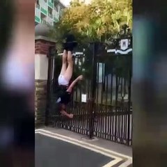 Şüpheliyi kovalayan polis kapı korkuluğuna asılı kaldı