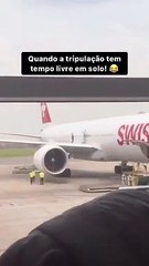 Uçak kanadında hostesle pilotun dansı