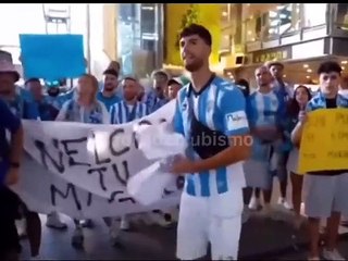 Malaga taraftarından görülmemiş protesto. Çinli turiste havalimanında forma giydirdiler