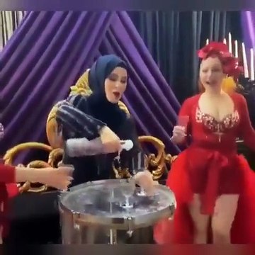 Muhafazakar bekarlığa veda partisi. Alkolsüz şampanya patlatıp dansçılarla eğlendiler