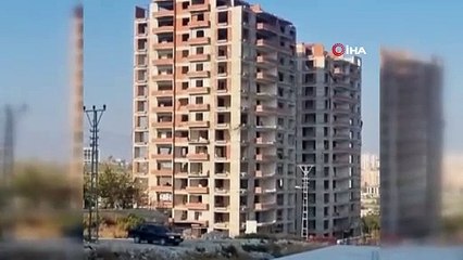 Patlayıcılar 16 katlı binayı saniyeler içinde yerle bir etti