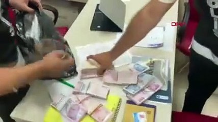 Hastalarından bıçak parası isteyen doktorun muayenehanesinden deste deste para çıktı