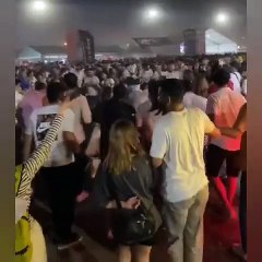 Rock konserinde halay çektiler