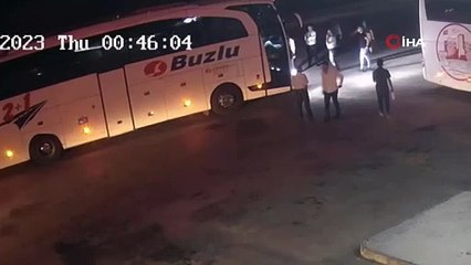 Muavin tartıştığı yolculara plastik çekiçle saldırdı. O anlar saniye saniye kaydedildi