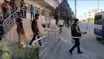 Bir araba dolusu Suriyeli'yi şehrin ortasına bıraktılar