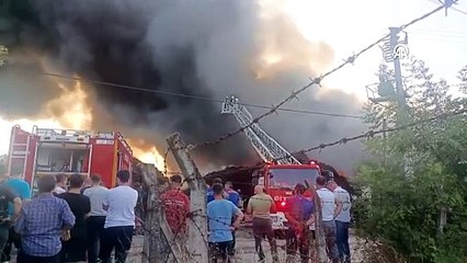 Kocaeli'de geri dönüşüm fabrikasında çıkan yangın kontrol altına alındı
