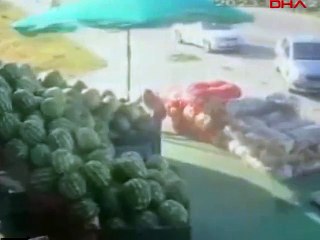 Şiddetli rüzgarda havalanan şemsiye ile uçtu. Yaralanan vatandaş hastanelik oldu