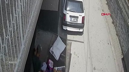 Depremzedenin evini eskici kılığına girip soydular
