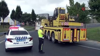 Virajı alamayan kamyonet yan yattı: Sürücü kaçtı