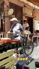 ‘Dürüst satıcı’ fenomen oldu. “Beş para etmeyen şeyler bende”