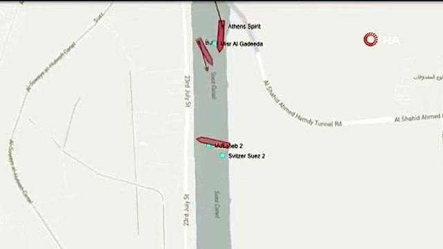 Süveyş Kanalı’nda petrol tankeri, karaya oturan LNG yüklü tankere çarptı