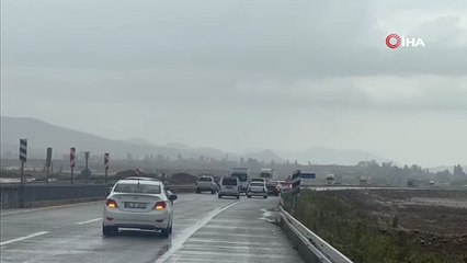 Türkiye-İran yolu sele teslim oldu