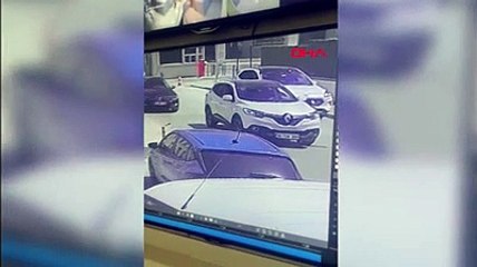 Yok böyle canilik. Otomobilin altındaki köpeği metrelerce sürükledi