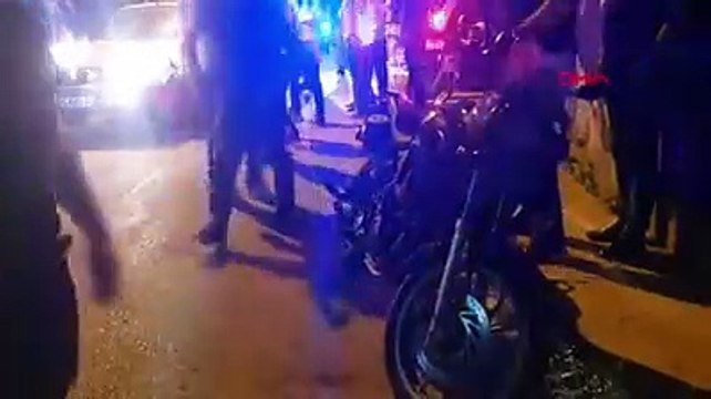 Kavga ihbarına giden motosikletli polis ekibi, otomobille çarpıştı: 2 polis yaralı