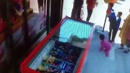 Dükkan sahibi namaz kılarken hırsızlık yaptılar