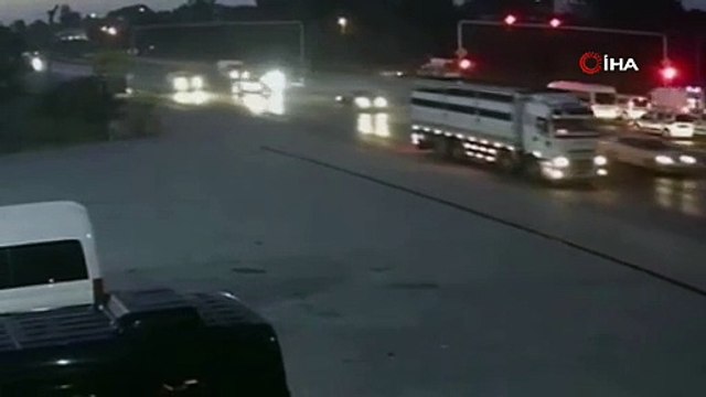 Kırmızı ışık ihlali yapan araç ters şeride girdi