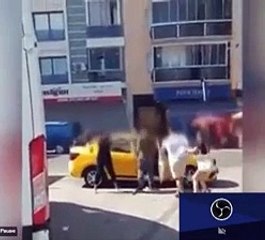 İzmir'de sokak ortasında vahşet. Eşini bayıltana kadar dövdü
