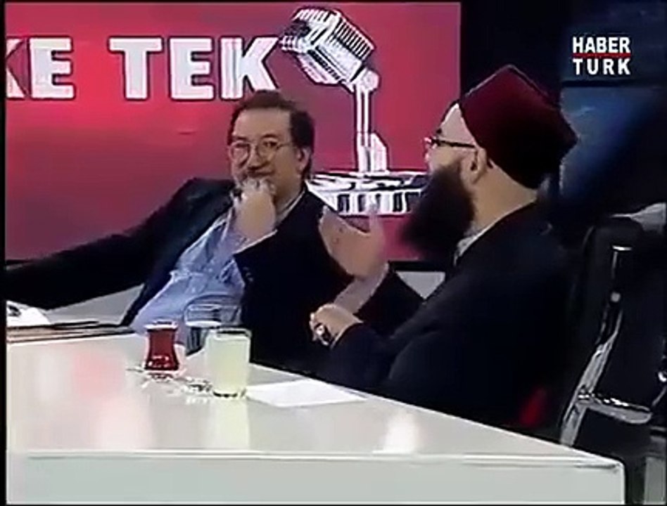 Cübbeli’nin kol düğmeleri İngiliz Kraliyet armalı çıktı. Fakirliği öve öve bitirememişti
