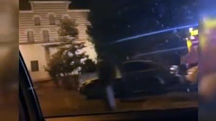 Durakta bekleyen kadına yangın tüpü sıktılar. Bu nasıl bir psikopatlıktır?