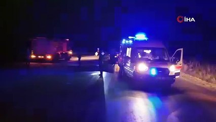 Otomobil saman yüklü traktöre çarptı