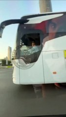 Yolcu otobüsü şoförü içinde çocuk bulunan yandaki otomobile şişe fırlattı