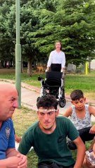 Kahraman Türk Polisi akülü araba almak için su satan Ümit'in hayalini gerçekleştirdi